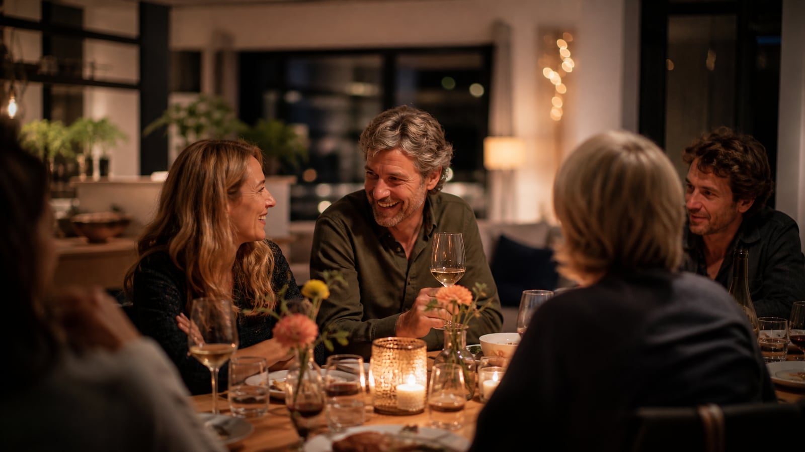 Rustige tafel voor een gesprek over de juiste route bij jeugdhulp