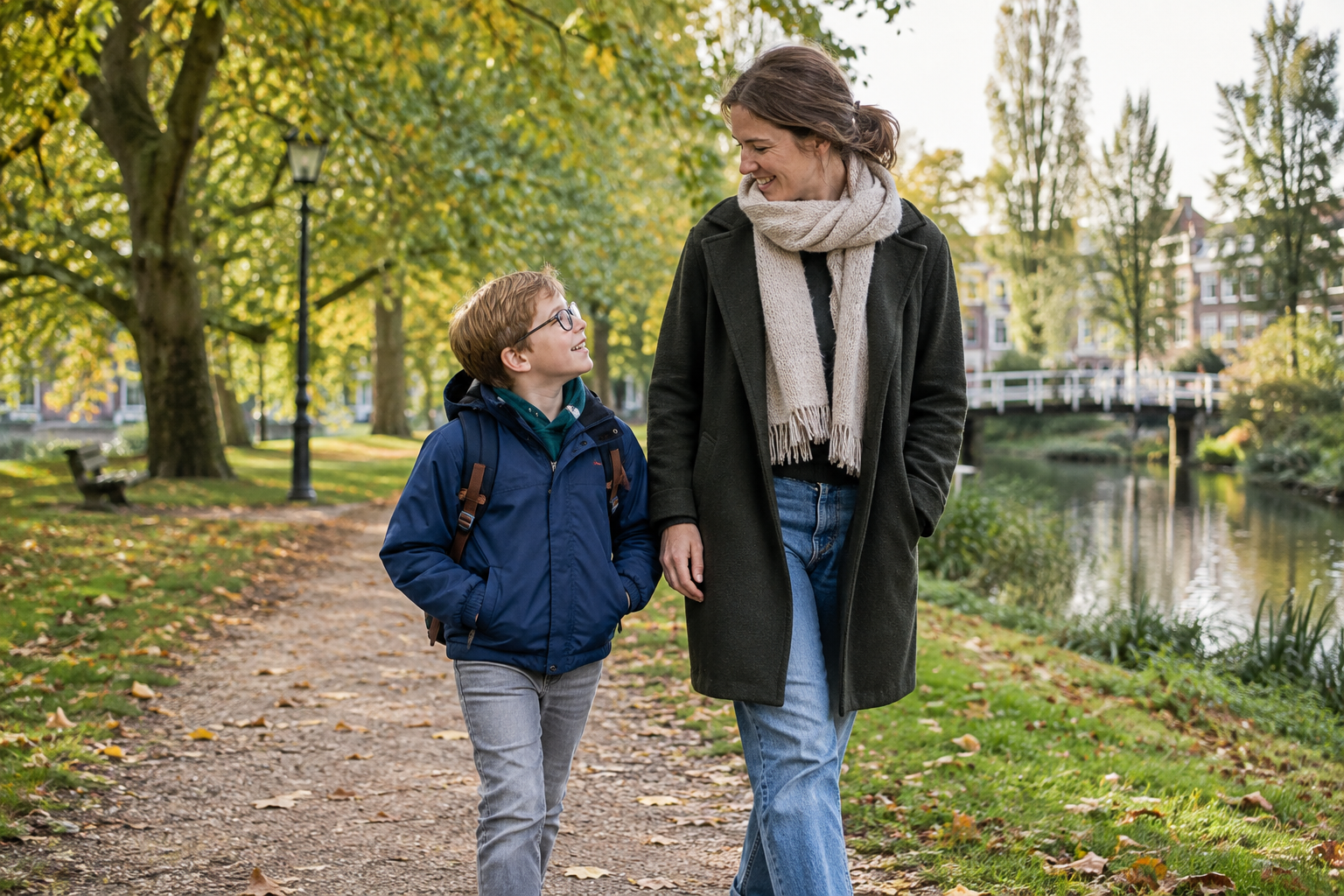 Ouder en kind wandelen buiten na school